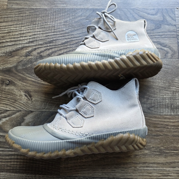 Sorel Gray and Tan Boots - Picture 4 of 7